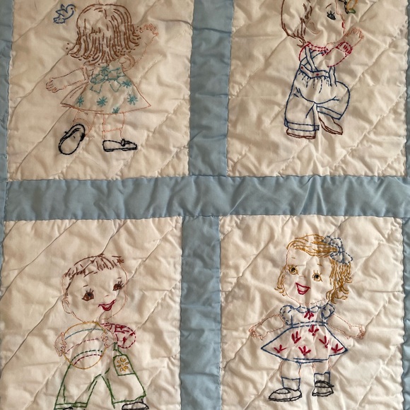 Vintage embroidered hand-sewn crib/baby quilt - Picture 3 of 9